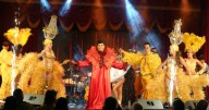 Derroche de glamour, elegancia y espectáculo: Así celebró El Divo sus 50 años de carrera artística