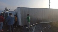 Tráiler vuelca en el libramiento Ruta de la Independencia Bicentenario