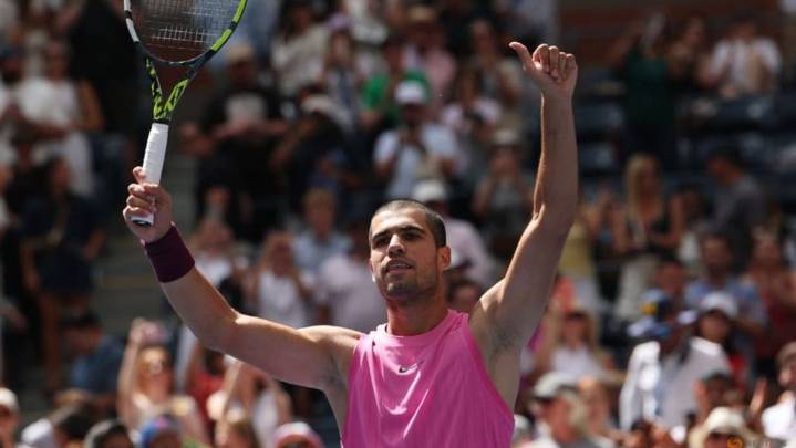 Alcaraz wallops US Open third-round foe, Raducanu loses to Rybakina