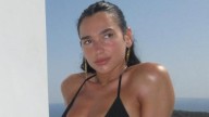 Dua Lipa anticipó su cumple de 30 con audaces microbikinis en la costa española