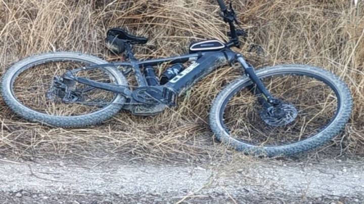 Hallan a un ciclista muerto tirado en una cuneta en extrañas circunstancias