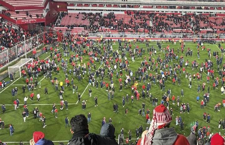 Cancelado el partido entre Independiente y la U de Chile por incidentes que dejan heridos