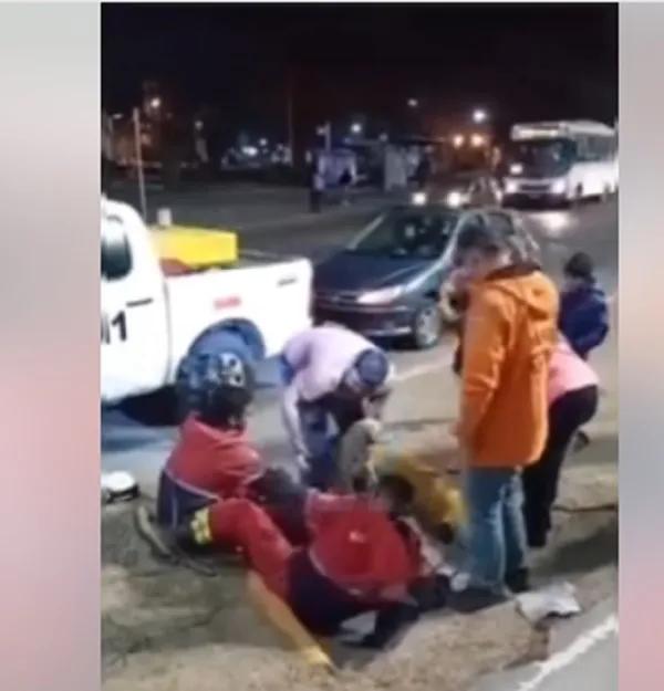 Héroes sin capa, rescataron a un perrito desde una alcantarilla en el Parque San Martín