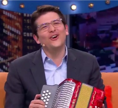 Un acordeón, fue el mejor regalo que recibió el senador Miguel Uribe Turbay, quien aprendió a tocar vallenato por Youtube