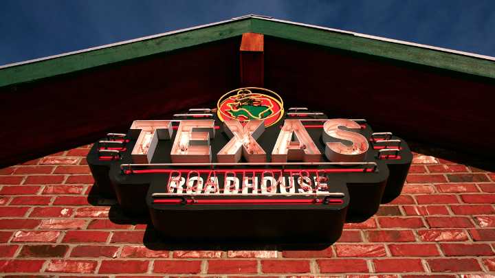 Mass. man charged with threatening Texas Roadhouse staff with gun, steak knife