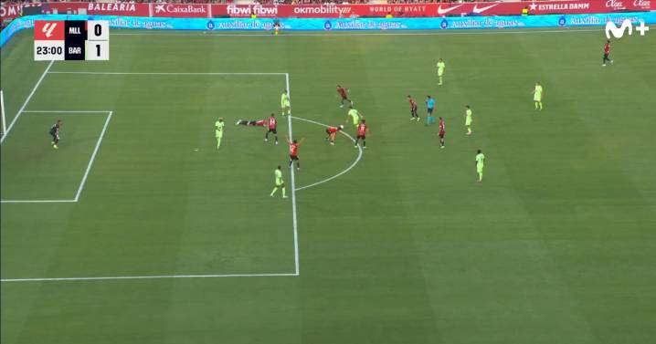 Polémico segundo gol del Barça: Ferran marca con Raíllo en el suelo tras un balonazo en la cabeza