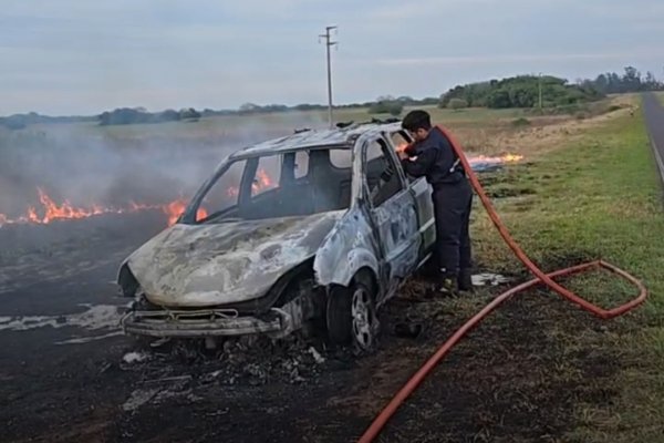 INCENDIO EN LA RUTA! Una vehículo prendió fuego y los ocupantes salvaron de milagro (IMÁGENES)