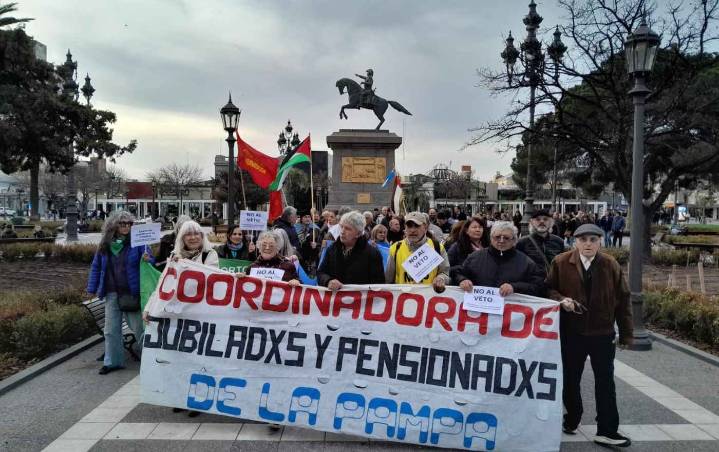 Los jubilados de La Pampa pierden $4.000 millones mensuales por el veto de Milei al aumento de haberes y bono