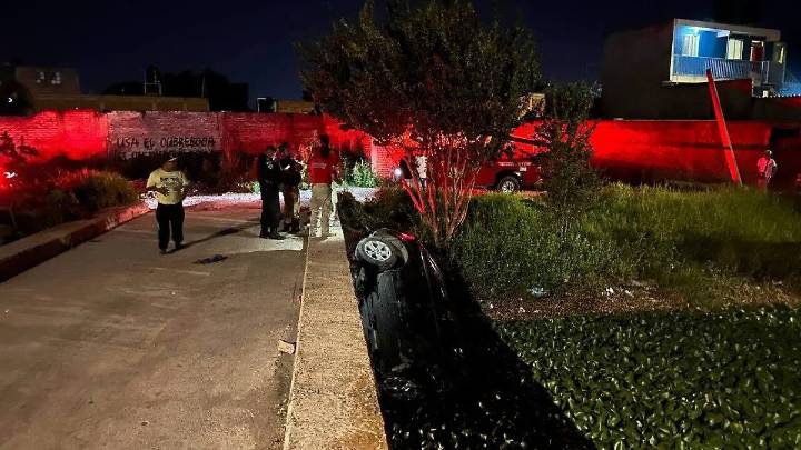Cae automovilista al canal en colonia Los Pinos en Irapuato