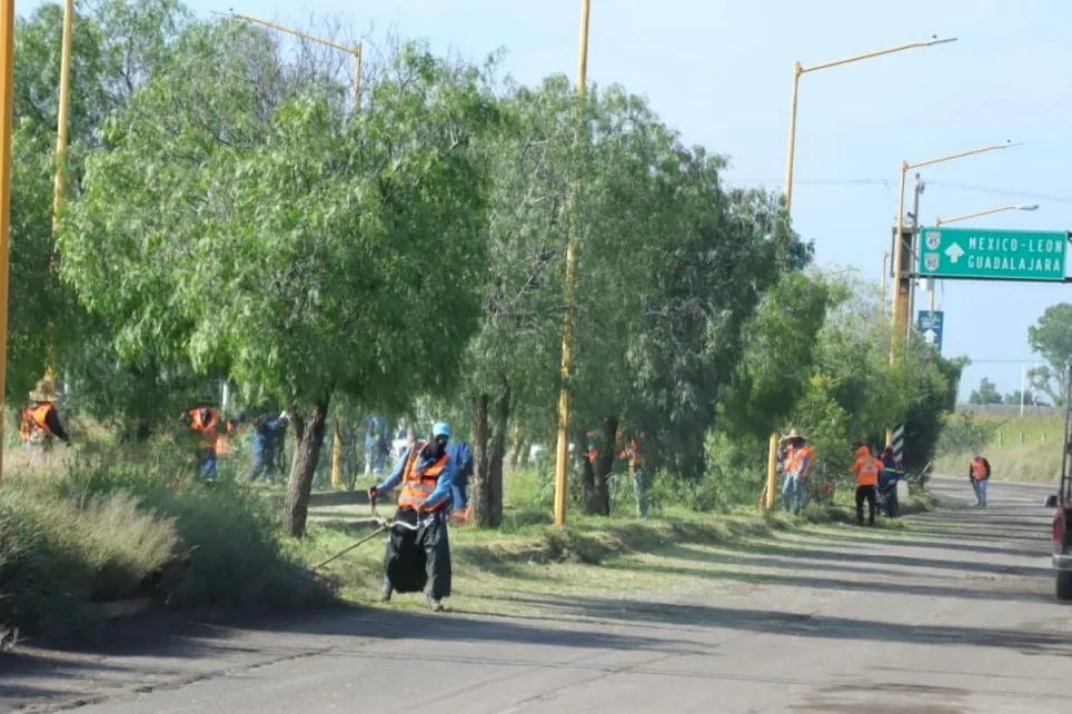 Realizan labores de limpieza en Tercer Anillo de Circunvalación