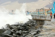 Oleajes intensos obligan a cierre de 112 puertos en costa peruana