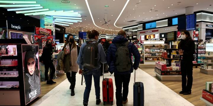 En julio, los argentinos compraron más de USD 3.400 millones e hicieron consumos en el exterior por USD 1.200 millones