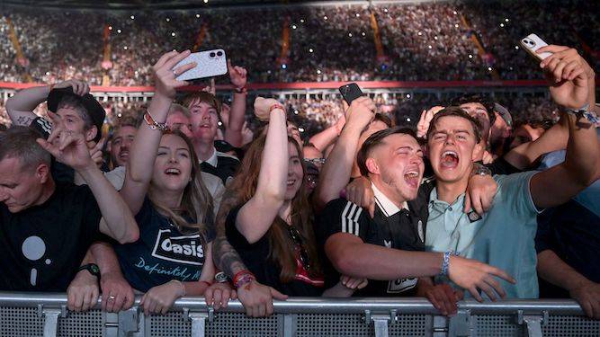 A white home counties roadman goes to a Hoasis concert wiv him's wasteman dad