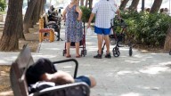 Plaza de La Viña, un "hogar" para personas sin techo a plena luz del día