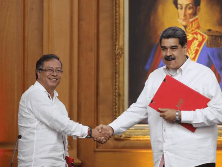 ¿Por qué Petro se acerca a Maduro justo cuando más cuesta?