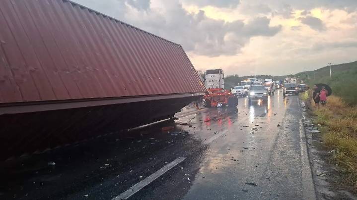 Choque de tráileres en Jaumave, Tamaulipas, deja un lesionado y largas filas