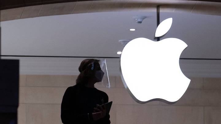 Apple plans to invest $100 billion more in U.S.