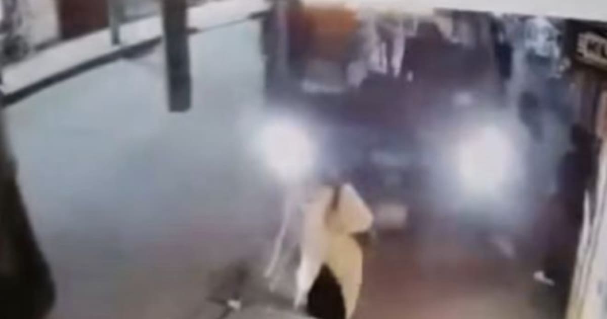 Video | Grave accidente:  Bus del Sitp embistió a una mujer y choca contra vivienda en Suba