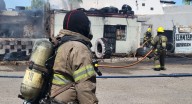 Fuerte incendio en llantera se registra al norte de Hermosillo