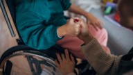 Dos semanas más de permiso para los padres y madres de niños con discapacidad