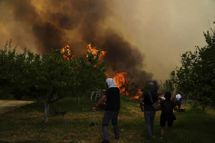 Incendios arrasan el sur de Europa y dejan al menos tres muertos y miles de desplazados