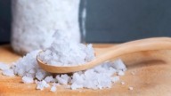 El truco que no conocías para evitar que la sal se humedezca