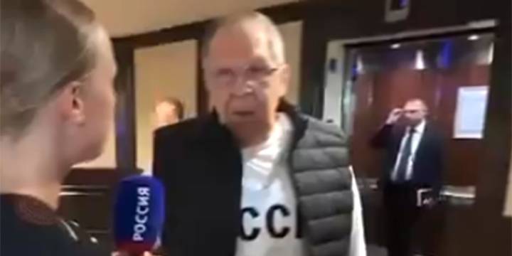 El canciller de Putin llegó a la cumbre en Alaska con una camiseta con la inscripción “URSS”