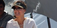 Caftán, gafas XL y visera: el look de playa de la reina Letizia hace 20 años que es tendencia en 2025