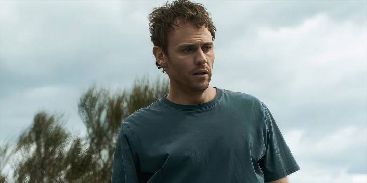 Netflix’s Easy-to-Binge Mystery Series With a 100% RT Score Is a Sleeper Hit