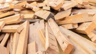 Con solo pedazos de madera reciclada: creá esta hermosa repisa que parece recién comprada