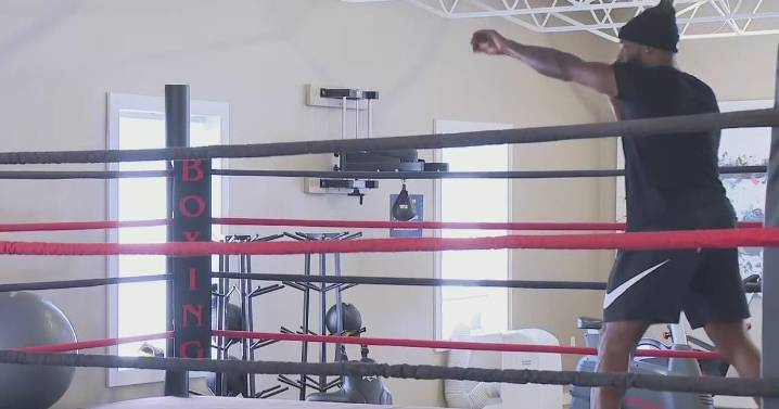 Le'Veon Bell training at Pittsburgh-area boxing gym while eyeing up fight against Adam "Pacman" Jones