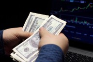 El dólar oficial bajó $5 y cerró el martes en $1310 para la venta