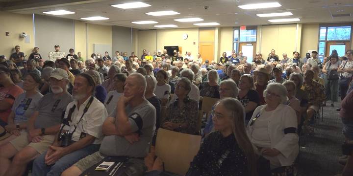 Hundreds rally to save State Historical Society of Iowa Centennial Building