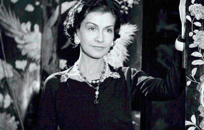 Coco Chanel, el ícono que revolucionó la moda con libertad y elegancia: cuatro diseños clave de su legado