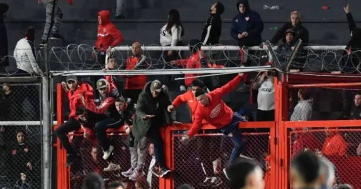 Violencia y descontrol entre los hinchas de Independiente y la Universidad de Chile, en Avellaneda
