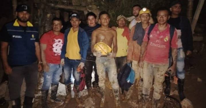 Rescatan sanos y salvos a los 9 hombres atrapados en mina en Caldas
