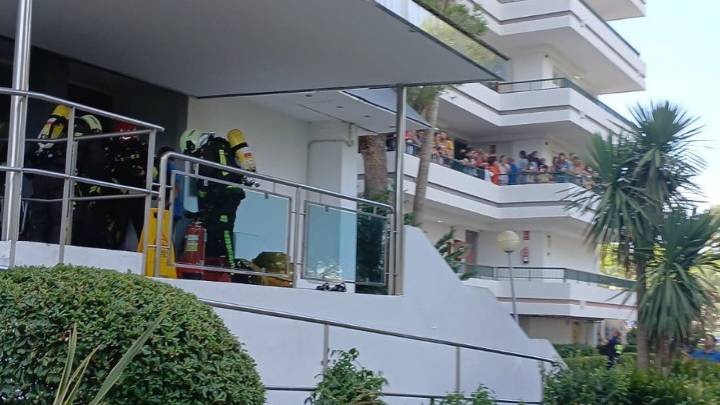 Turistas atrapados en ascensores y terrazas por un incendio en un hotel en Alcúdia (Mallorca)