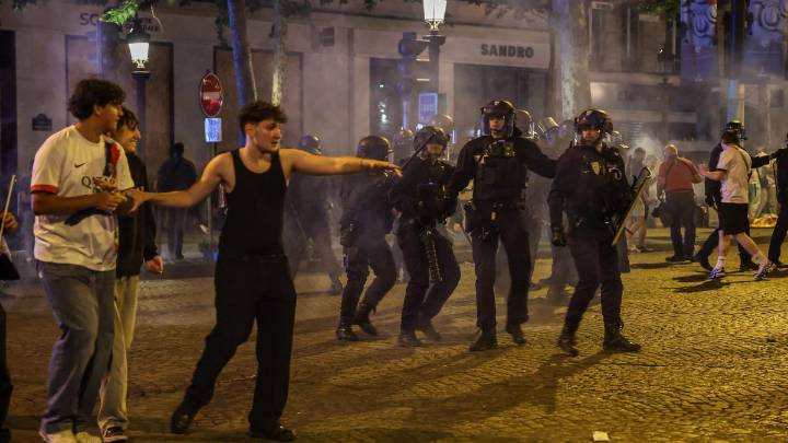 Toque de queda, ley más severa y padres responsables: Francia busca cortar de raíz la creciente violencia juvenil