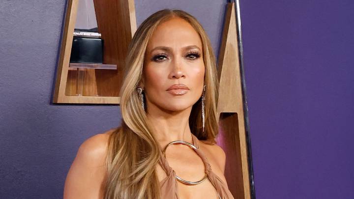 Jennifer Lopez undergoes wild hair transformation and you'll never guess who she looks like