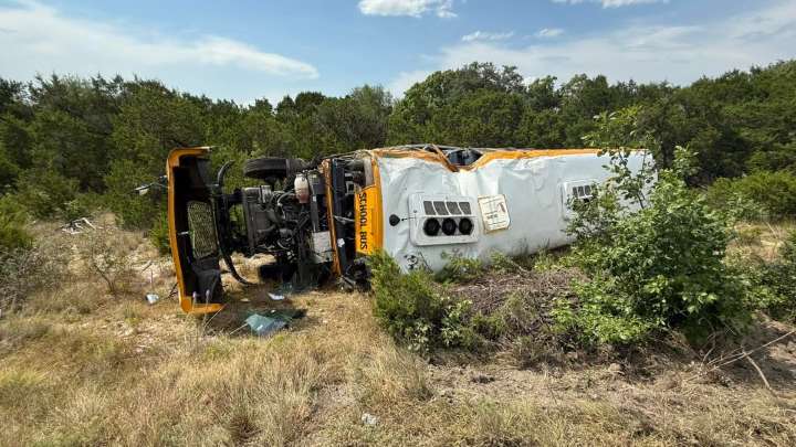 Al menos 12 personas, 11 de ellas niños, hospitalizadas tras volcar un autobús escolar