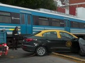 Video: así fue el momento en que un tren embistió a un taxi que trató de cruzar con las barreras bajas en Flores