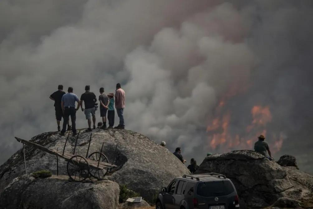 Heridos dos militares, uno de extrema gravedad, enviados a la extinción del incendio en Ourense al chocar su vehículo con otro que transportaba ganado