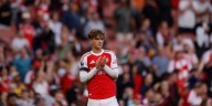 Es una de las grandes promesas del fútbol, dejó en ridículo a Gabriel Heinze y ahora hizo historia en la Premier League con 15 años