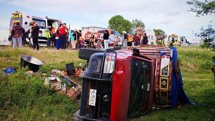 Vuelca camioneta de peregrinos en la autopista Celaya