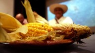 Pozole, atole de grano, uchepos y más en la Feria del Elote en Tarejero