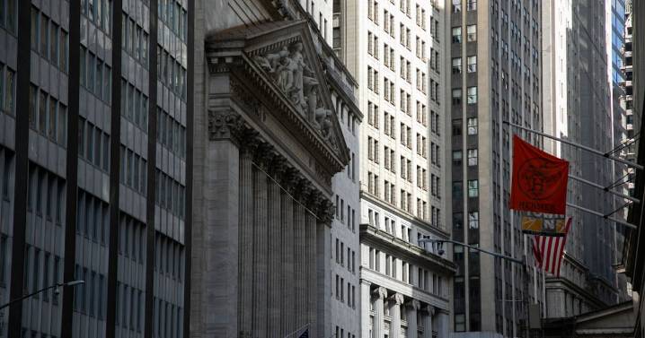 Wall Street cierra agosto en números rojos: Nasdaq cae 1.15%; BMV también retrocede