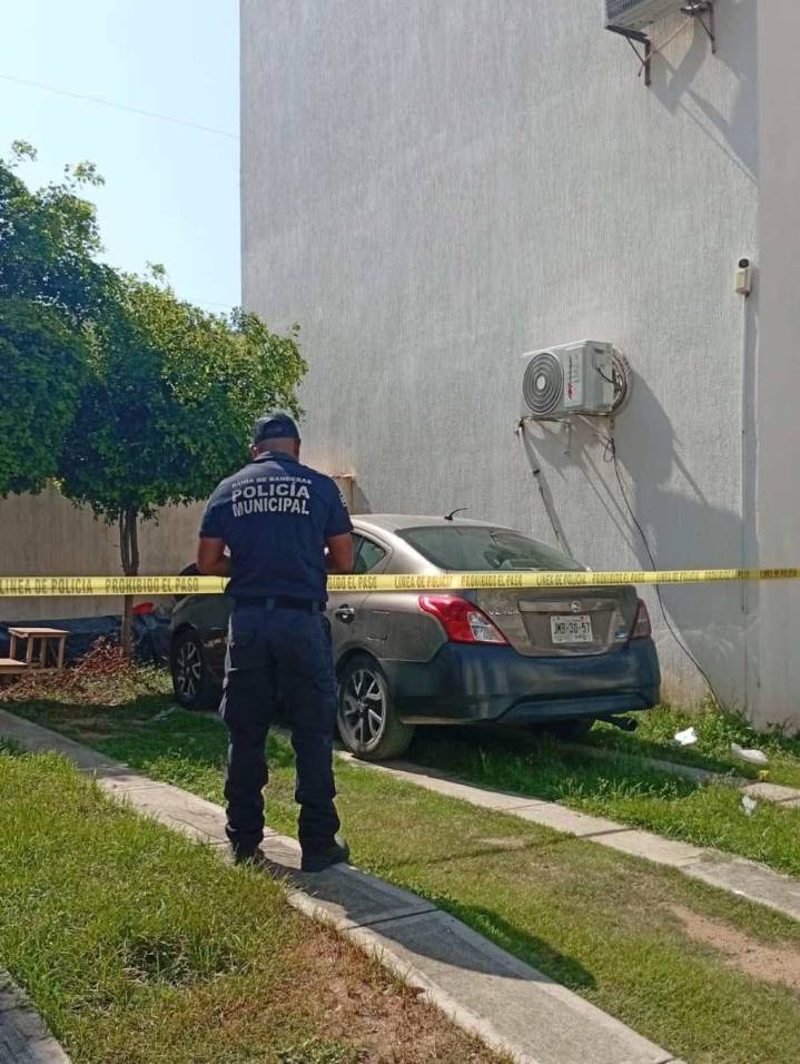 VERSA ROBADO LOCALIZADO EN EL ESTACIONAMIENTO