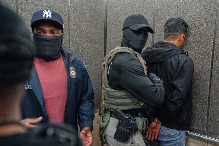 ICE detiene a 42 inmigrantes durante una redada en Houston