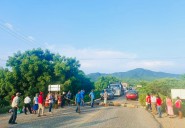 Bloqueo en Morro Mazatán paraliza carretera Costera; habitantes exigen obra prioritaria y atención de edil