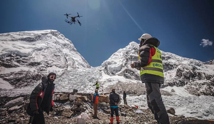 Everest: utilizan drones para recoger la basura que dejan los montañistas